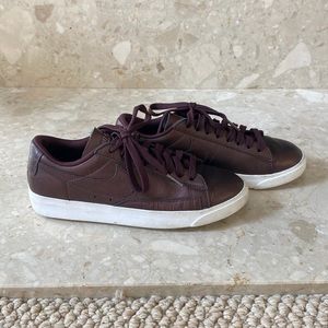 Nike burgundy metallic low top sneakers size 6m